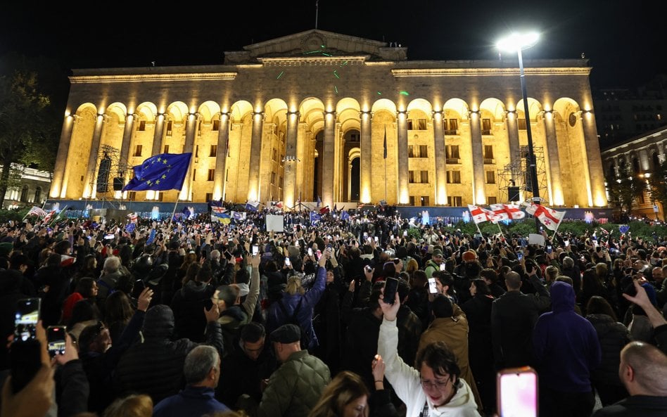 Tbilisi. Demonstracja przed gruzińskim parlamentem