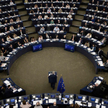 Szef Komisji Europejskiej Jean-Claude Juncker (przy mównicy) twierdzi, że Unia Europejska znajduje s