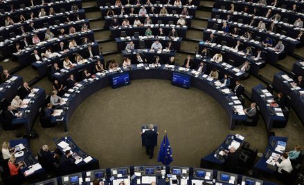 Szef Komisji Europejskiej Jean-Claude Juncker (przy mównicy) twierdzi, że Unia Europejska znajduje s
