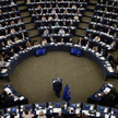 Szef Komisji Europejskiej Jean-Claude Juncker (przy mównicy) twierdzi, że Unia Europejska znajduje s