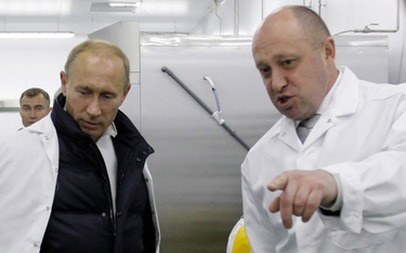 Petersburg, wrzesień 2010 r.: biznesmen Prigożin (z prawej) pokazuje nową fabrykę premierowi Putinow