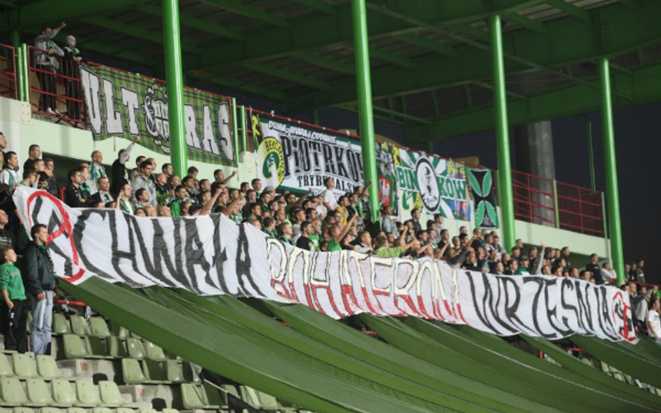 "Gazeta Wyborcza" straszy stadionowym "dżihadem" kibiców