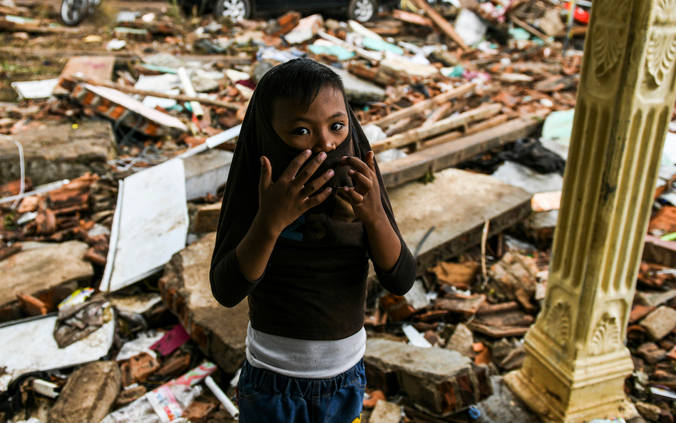 Rośnie liczba ofiar tsunami w Indonezji