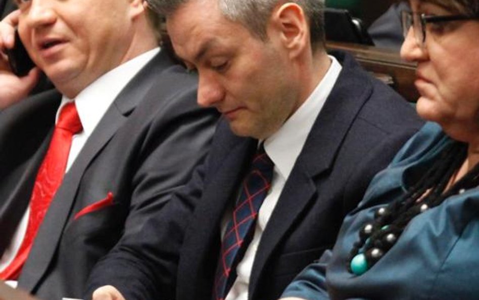 Robert Biedroń, który uzasadniał dwa projekty Ruchu Palikota cieszy się, że temat związków partnersk