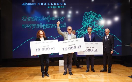 Laureaci poprzedniej edycji Parkiet Challenge z nagrodami. Od lewej: Agnieszka Jarosz (drugie miejsc