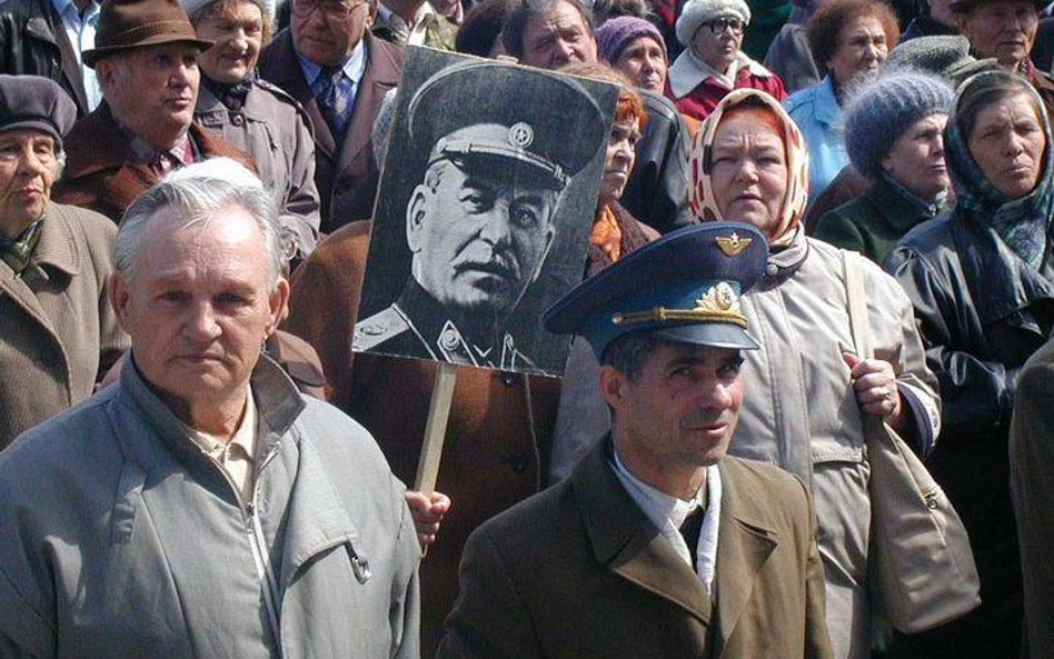 Kult Stalina w Rosji jest nadal silny - na zdj. pochód pierwszomajowy w Irkucku.