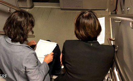 Szwajcaria: Minister transportu sfotografowana, gdy siedzi na podłodze w przepełnionym pociągu