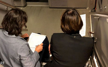 Szwajcaria: Minister transportu sfotografowana, gdy siedzi na podłodze w przepełnionym pociągu