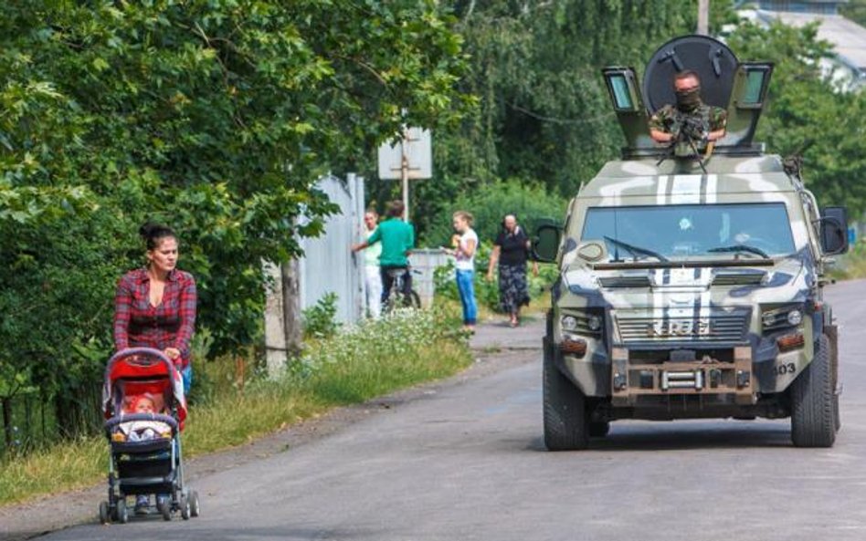 Gwardia Narodowa patroluje okolice Mukaczewa, w którym doszło do walk przemytników