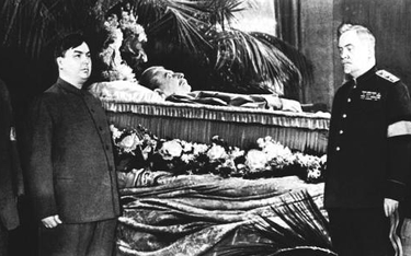 Pogrzeb Józefa Stalina. Przy trumnie stoją od lewej: Beria, Malenkow, Bułganin i Woroszyłow
