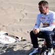 Sebastian Loeb już po starcie dwukrotnie zakopał się na wydmach