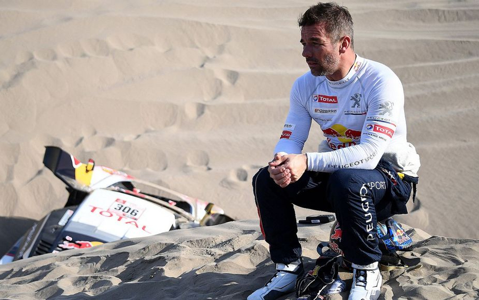 Sebastian Loeb już po starcie dwukrotnie zakopał się na wydmach