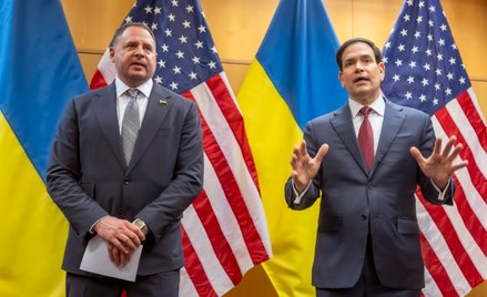 Genewa .Szef Biura Prezydenta Ukrainy Andrij Jermak (po lewej) i sekretarz stanu USA Marco Rubio (po