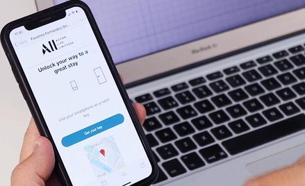 Accor: U nas otworzysz drzwi bez dotykania klamki