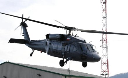 Śmigłowiec Black Hawk sprowadził na piknik w Sarnowej Górze wiceminister spraw wewnętrznych Maciej W