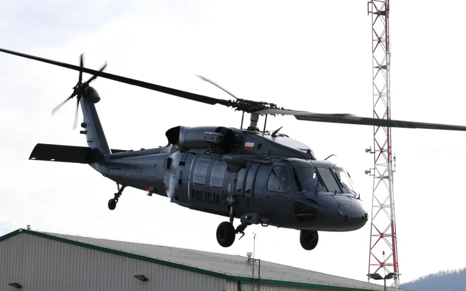 Śmigłowiec Black Hawk sprowadził na piknik w Sarnowej Górze wiceminister spraw wewnętrznych Maciej W