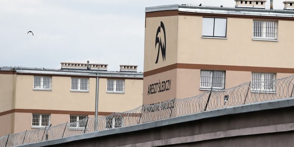 Aresztowany dziennikarz zamknięty w celi z pluskwami. Minister: Specyfika obiektu