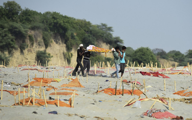 Indie: W Gangesie ciała ofiar COVID-19