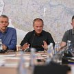 Donald Tusk w czasie posiedzenia sztabu kryzysowego we Wrocławiu