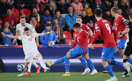 Mecz w Pradze. Sebastian Szymański stara się zablokować strzał Adama Hlozka. W głębi Jan Bednarek