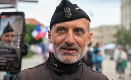 Happening aktywisty nacjonalistycznego Wojciecha Olszańskiego ps. Jaszczur na Krakowskim Przedmieści