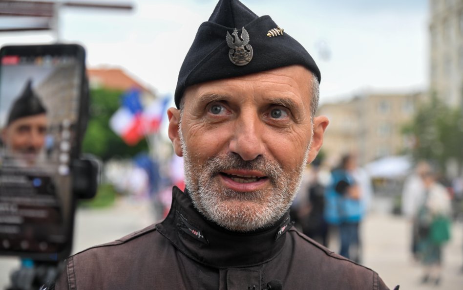 Happening aktywisty nacjonalistycznego Wojciecha Olszańskiego ps. Jaszczur na Krakowskim Przedmieści