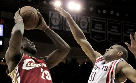 LeBron James (z lewej) pilnowany m.in. przez Shane’a Battiera i Rona Artesta zdobył dla Cleveland ty