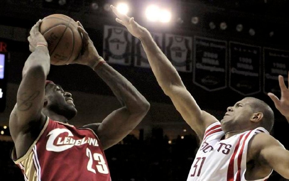 LeBron James (z lewej) pilnowany m.in. przez Shane’a Battiera i Rona Artesta zdobył dla Cleveland ty