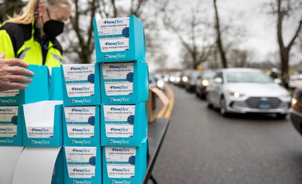 Coraz więcej Amerykanów korzysta z szybkich (antygenowych) testów na COVID-19, które można przeprowa