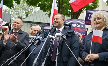 Karol Nawrocki podczas spotkania wyborczego na rynku w Węgrowie