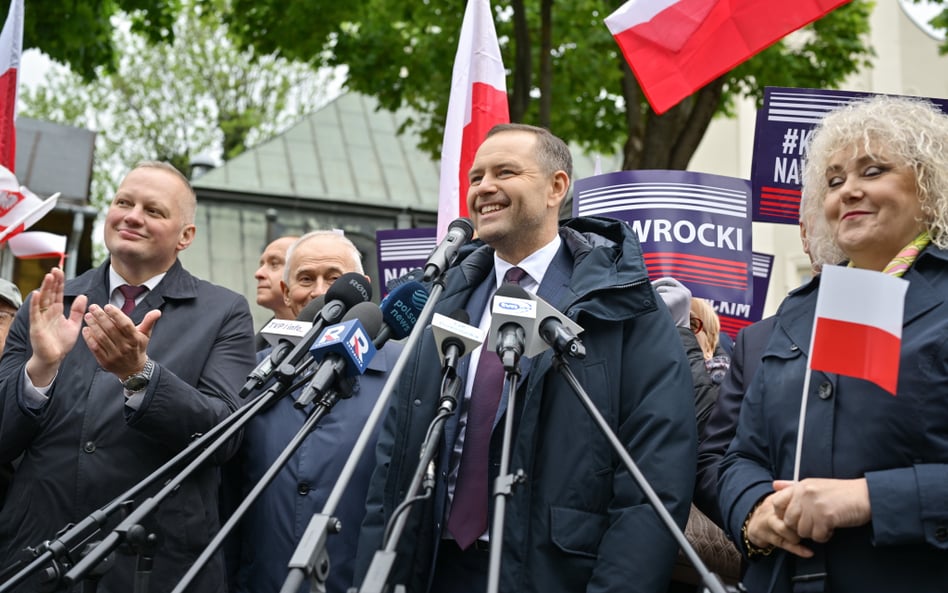 Karol Nawrocki podczas spotkania wyborczego na rynku w Węgrowie.