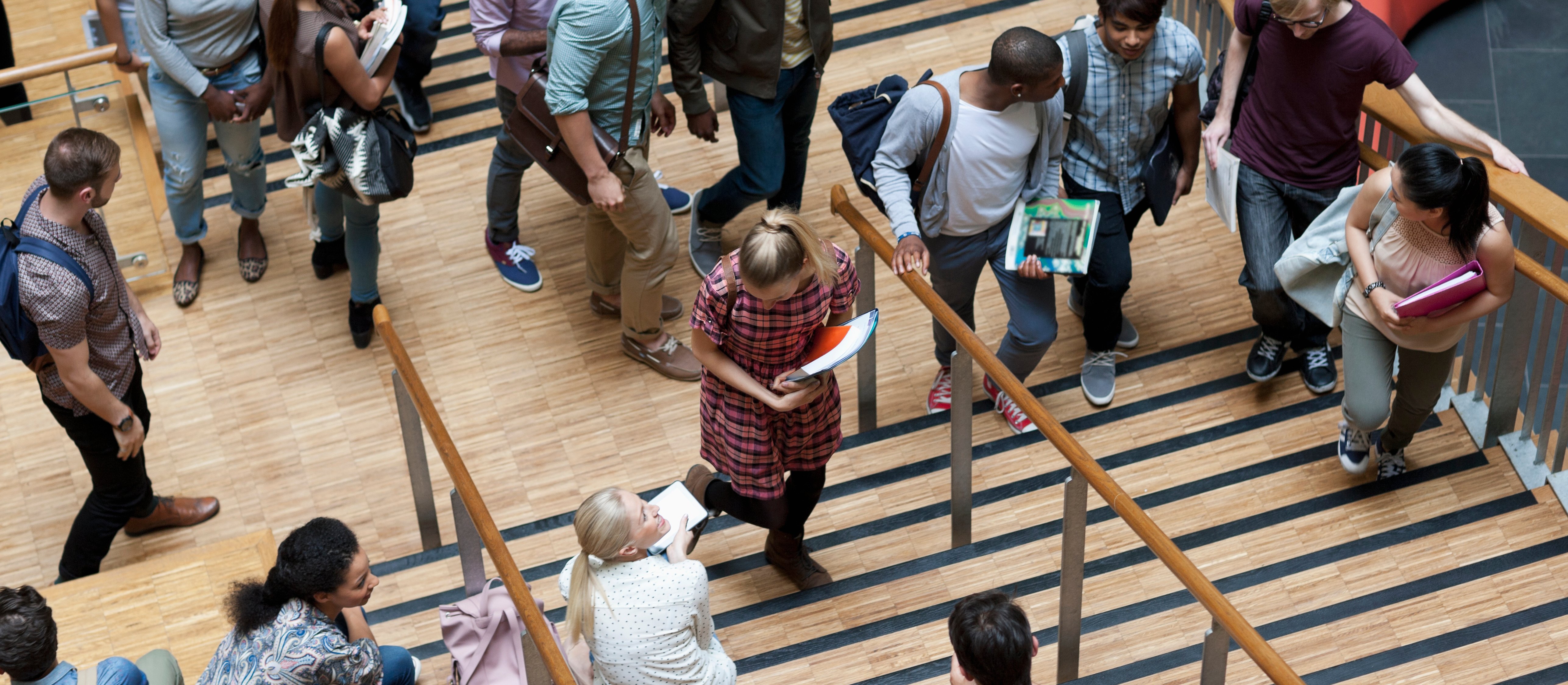 Coraz więcej polskich uczniów studiuje za granicą. Czy rodzime uczelnie są gotowe na odpływ młodych?