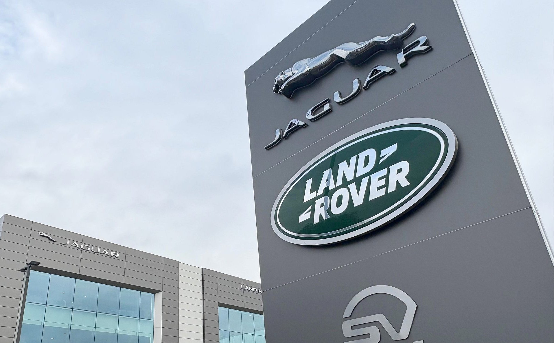 Cyberatak na JLR ujawnił słabość całej branży. 1,9 mld funtów strat