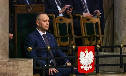Prezydent RP Karol Nawrocki na sali obrad sejmu.