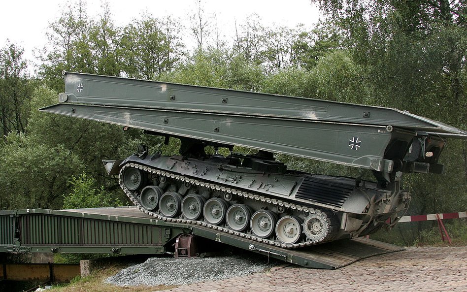 Niemcy przygotowują się do przekazania Ukrainie 16 czołgów mostowych