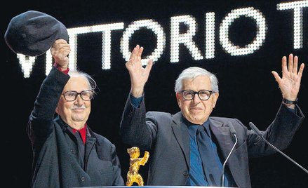 Twórcy filmu „Cezar musi umrzeć”, Włosi Paolo (z prawej) i Vittorio Taviani, zdobywcy głównej nagrod