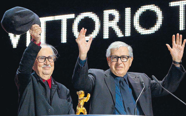 Twórcy filmu „Cezar musi umrzeć”, Włosi Paolo (z prawej) i Vittorio Taviani, zdobywcy głównej nagrod