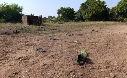 Porzucone obuwie w pobliżu kościoła w Nigerii, który został zaatakowany przez uzbrojonych mężczyzn