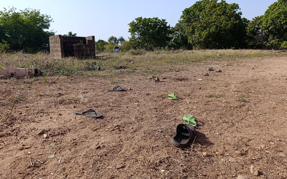 Porzucone obuwie w pobliżu kościoła w Nigerii, który został zaatakowany przez uzbrojonych mężczyzn