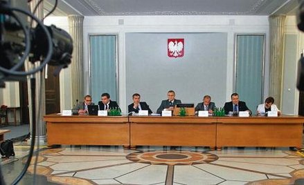 Posłowie opozycyjni ostro skrytykowali projekt Mirosława Sekuły (na zdjęciu w środku) jako stronnicz