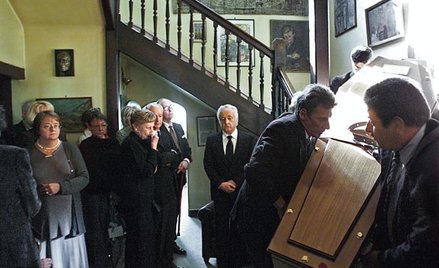 Trumna z ciałem Jerzego Giedroycia opuszcza siedzibę „Kultury” w Maisons-Laffitte, 21 września 2000 