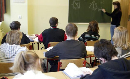 Eksperymenty w większości gimnazjów wykonuje się zaledwie raz – trzy razy w roku – wynika z analiz M