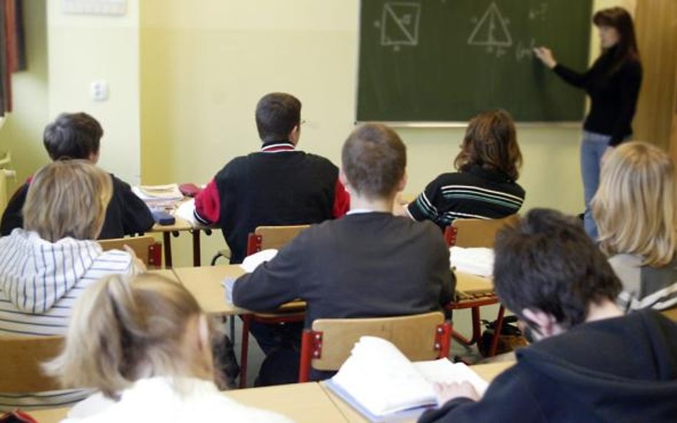 Eksperymenty w większości gimnazjów wykonuje się zaledwie raz – trzy razy w roku – wynika z analiz M
