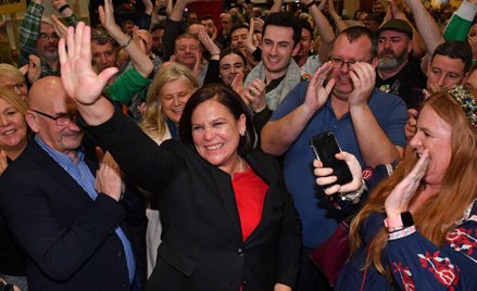 Mary Lou McDonald ma wielki talent krasomówczy. Także w starciu z mężczyznami. To podoba się wielu I