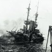 Brytyjski pancernik HMS „Irresistible” tonie w Dardanelach po wejściu na minę 18 marca 1915 r.