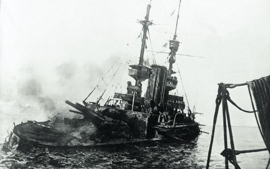 Brytyjski pancernik HMS „Irresistible” tonie w Dardanelach po wejściu na minę 18 marca 1915 r.