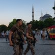 Tureccy policjanci przed Błękitnym Meczetem w Stambule