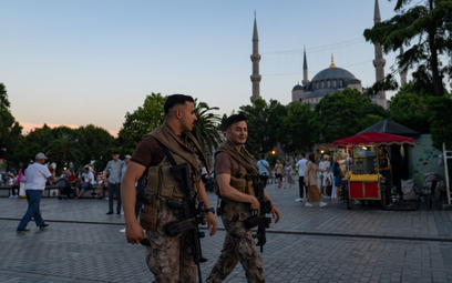 Tureccy policjanci przed Błękitnym Meczetem w Stambule