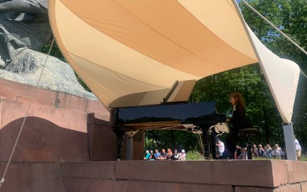 Młody człowiek w długim fraku oczarował zebraną publiczność swoim talentem