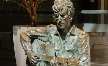 Posąg z brązu przedstawiający Johna Lennona